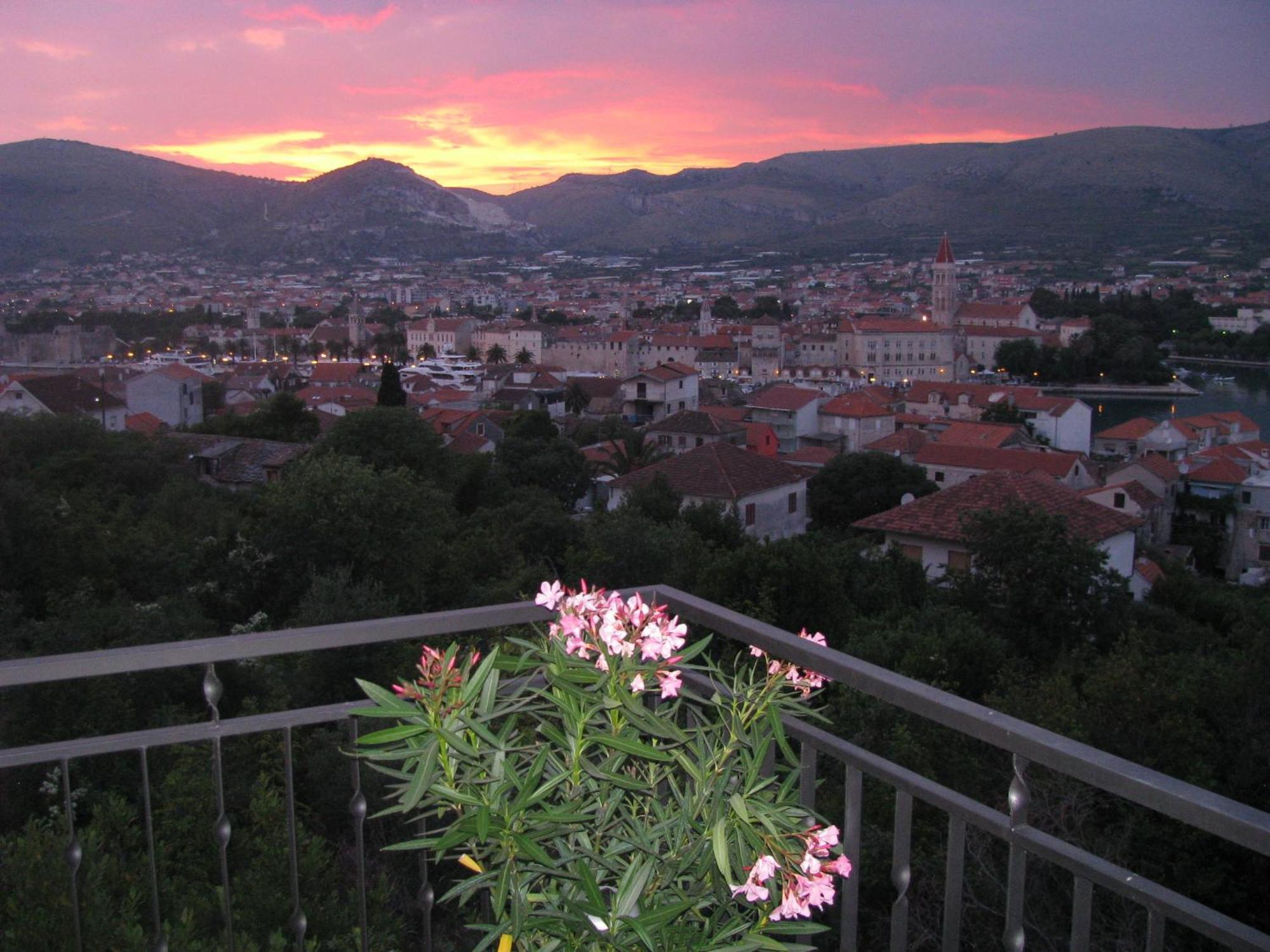 Apartmani Balan S Vanjskim Bazenom Trogir Exterior photo
