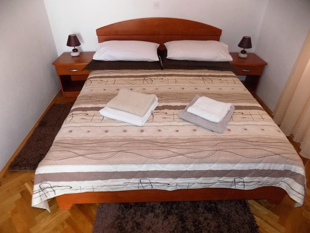 Apartmani Balan S Vanjskim Bazenom Trogir Exterior photo