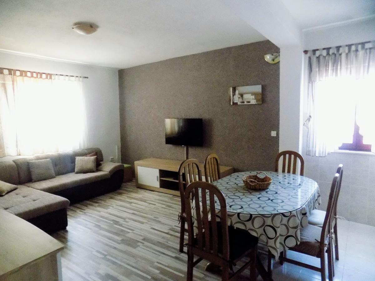 Apartmani Balan S Vanjskim Bazenom Trogir Exterior photo